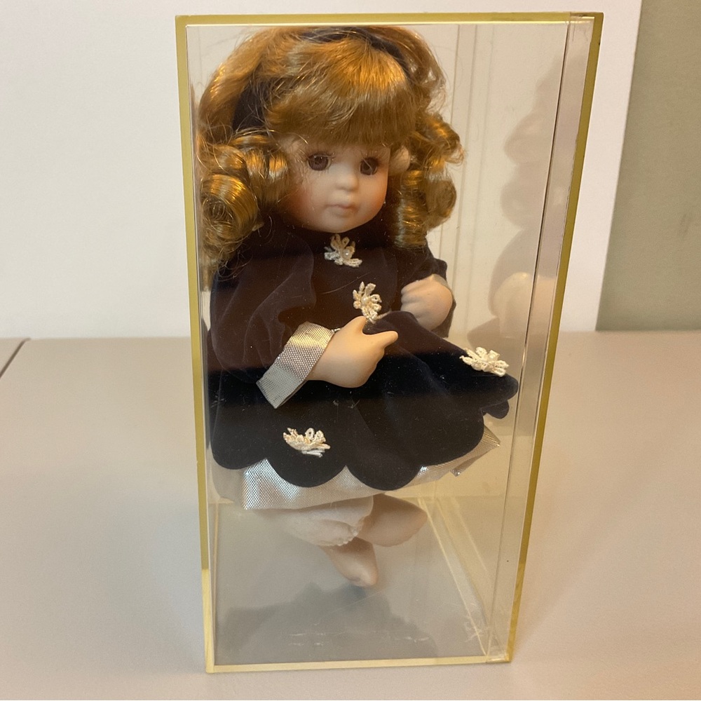Camella  Garden Collectible  Porcelain Doll  1997